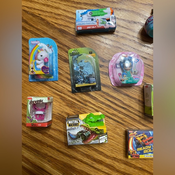 Zuru Assorted Mini Brands Set of 16 - Picture 2 of 4